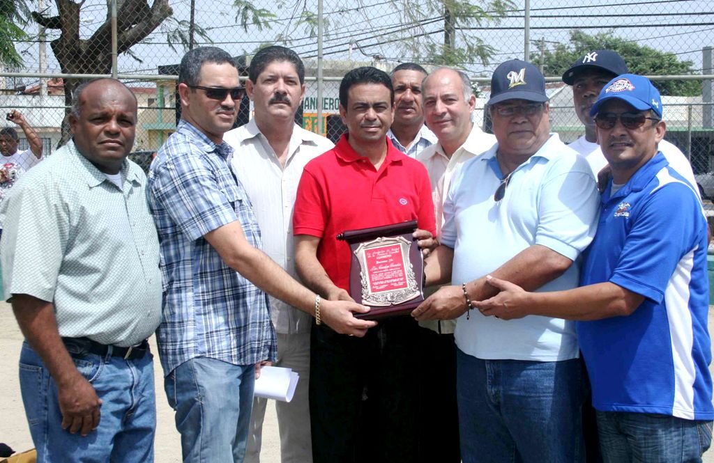 Los directivos de la Asociación de Beisbol de Espaillat entregan un reconocimiento al diputado Carlos García